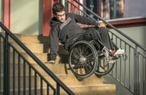 Rollstuhlfahrer auf(!) der Treppe