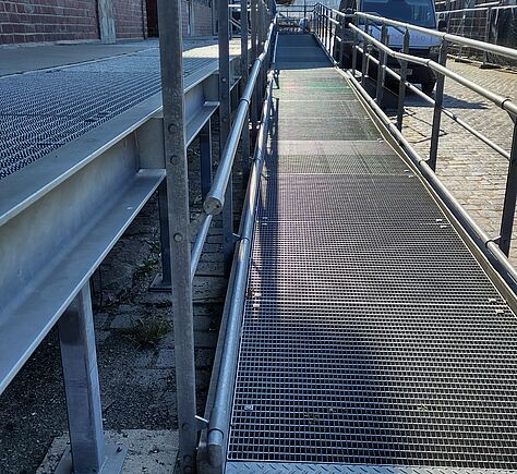 Eine sehr lange Gitterrampe