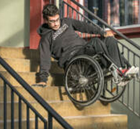 Rollstuhlfahrer auf(!) der Treppe