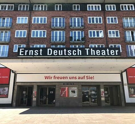 Gebäude Ernst Deutsch Theater. Zeile über dem Eingang: Wir freuen uns auf Sie!