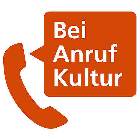 Logo: ein Telefonhörer neben einer rechteckigen Sprechblase, in der steht "Bei Anruf Kultur"